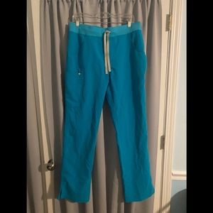 Kade cargo scrubs by Figs size MT